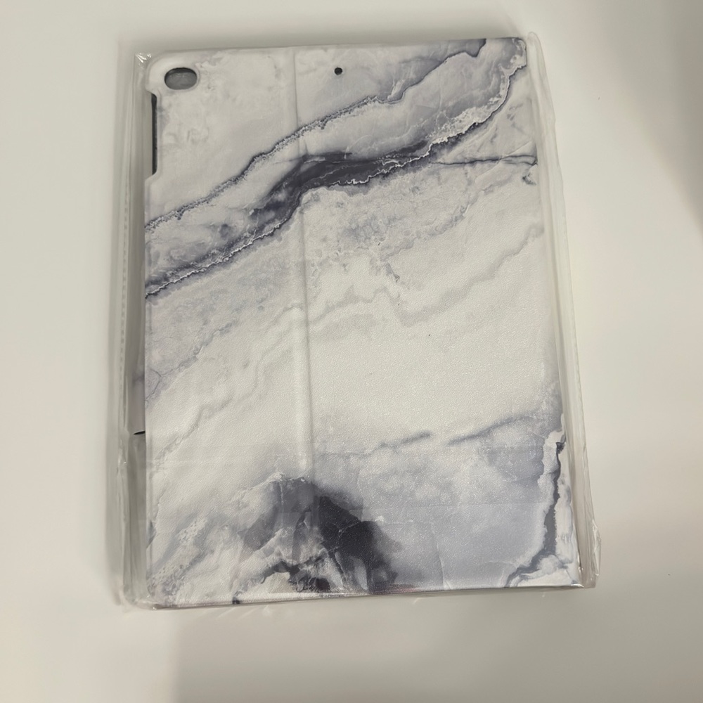 Chic Geeks Grey Marble IPAD Case - Picture 5 of 5